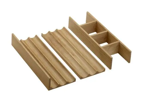 Drei Schubladeneinteiler aus Holz, die in Schubladen eingesetzt werden, um Gegenstände ordentlich zu sortieren. Sie stammen von der Marke Hansgrohe.